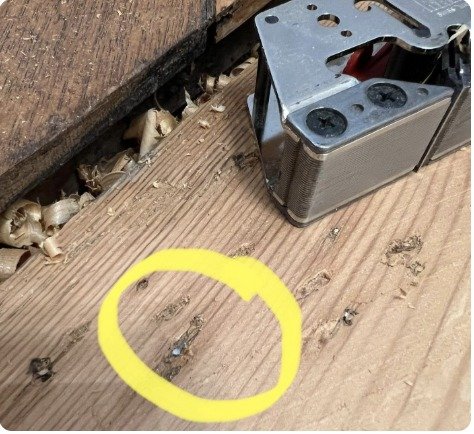 Clou caché dans une planche sur chantier