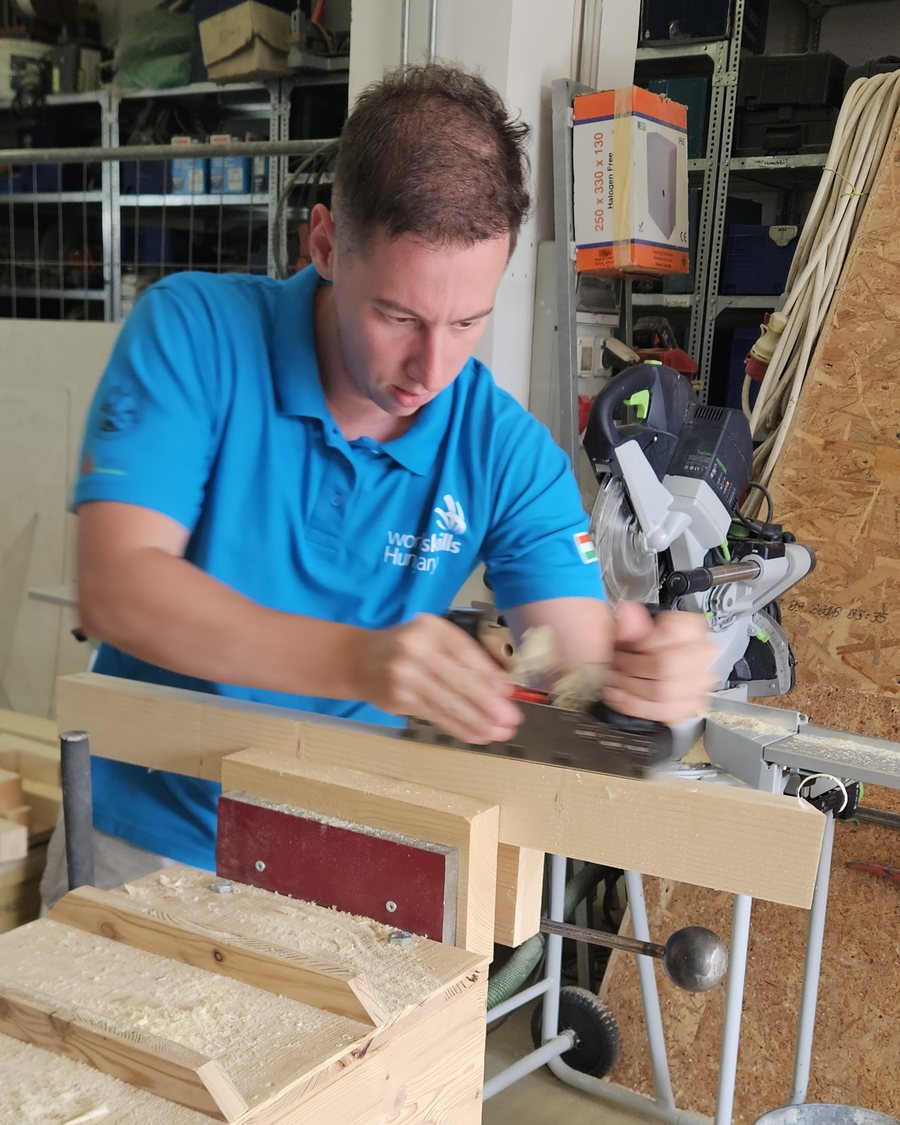Rabotage d'une pièce de bois à l'atelier avec un rabot RALI